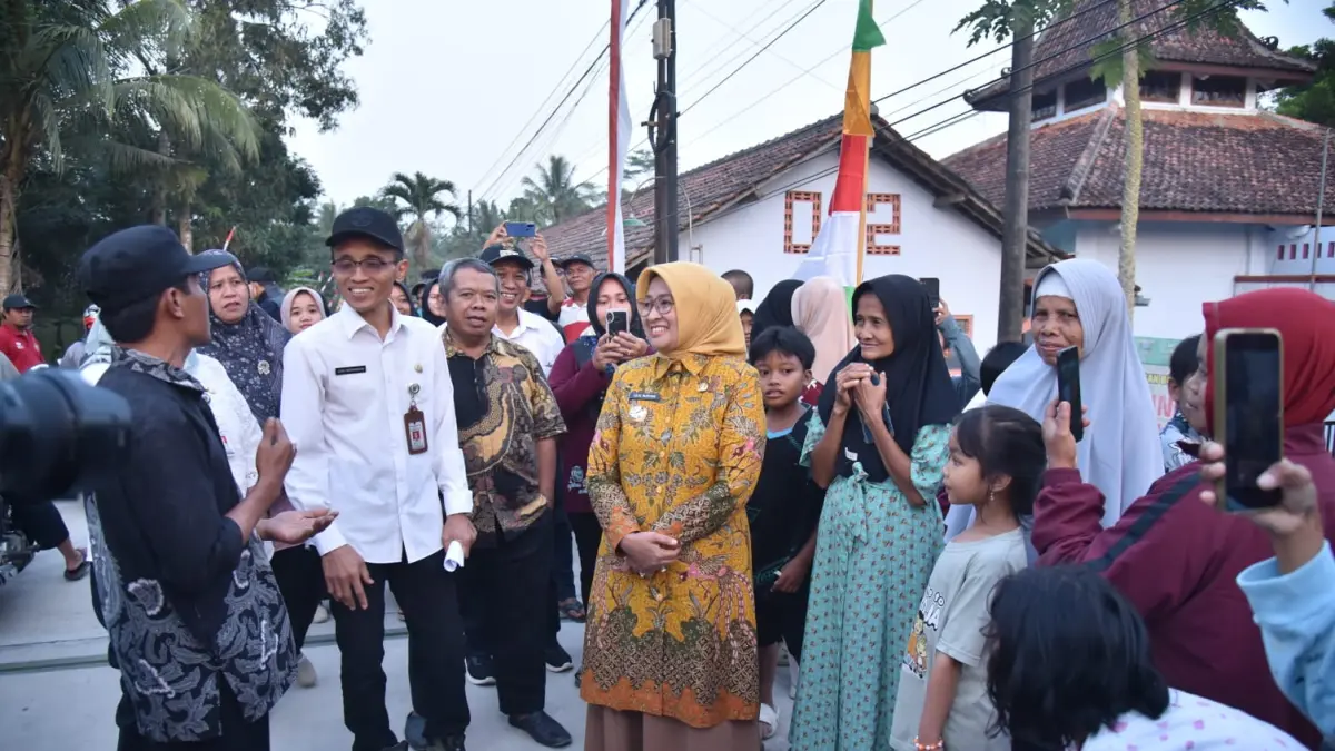Bupati Kebumen Lilis Nuryani meninjau langsung hasil pembangunan Jembatan Daslim yang berada di Desa Sidoagung, Kecamatan Sruweng. (Dokumentasi Prokopim Kebumen)