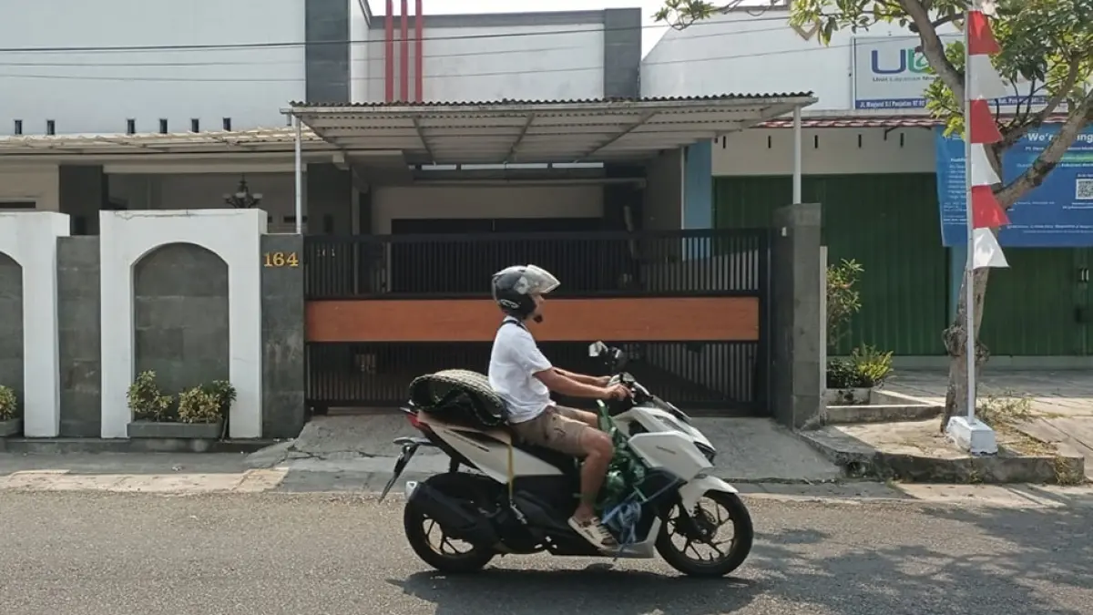 LENGANG: Rumah Lilik Budi Supriyanto (LBS) di Kelurahan Mranti, Kecamatan Purworejo tampak sepi setelah petugas Komisi Pemberantasan Korupsi (KPK) menggeledah rumah tersebut.&nbsp;M. Hafied/Radar Jogja
