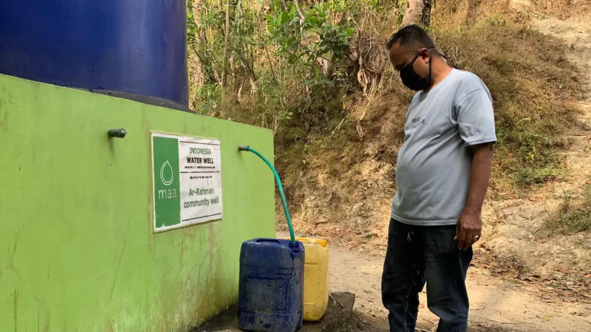 MENCARI: Eka mencari toren air yang masih terisi untuk memenuhi kebutuhan sehari-hari - ANOM BAGASKORO/RADAR JOGJA
