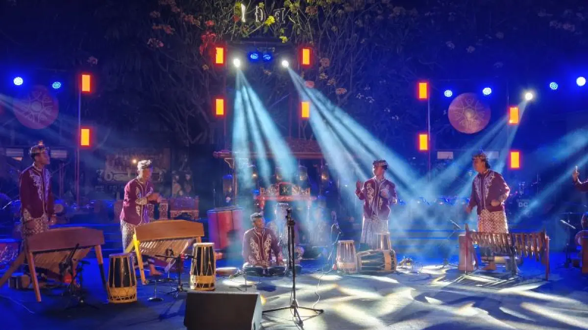 MERIAH: Pagelaran Yogyakarta Gamelan Festival (YGF) ke-31 di Plaza Pasar Ngasem dari seniman dalam dan luar negeri Sabtu (1/8) malam. (FAHMI FAHRIZA/RADAR JOGJA)