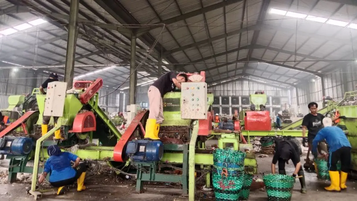 PENGOLAHAN AKHIR: Petugas saat mengolah sampah di TPST Sendangsari, Kapanewon Minggir. (Delima&nbsp;Purnamasari/Radar Jogja)