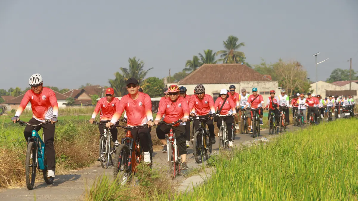 Ribuan peserta gowes menyusuri rute pedesaan sepanjang 16 kilomter, Minggu (2/8).
