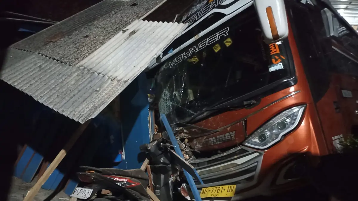 Satu unit bus berukuran medium terperosok hingga menimpa rumah warga di Desa Pujotirto, Kecamatan Karangsambung. (Dokumentasi Pemdes Pujotirto)