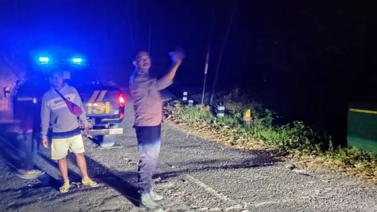 TKP: Petugas kepolisian sedang mengamankan jalan yang menjadi lokasi terperosoknya minibus di Jembatan Kaliurang, Dlingo Minggu (2/8).&nbsp;(Dokumentasi Polres Bantul)