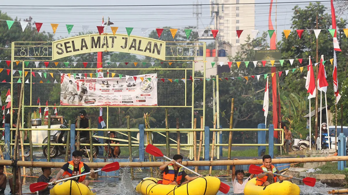 Warga mengikuti lomba balap perahu dalam rangka menyambut Hari Kemerdekaan RI ke-81 di Selokan Mataram, Trini, Trihanggo, Gamping, Sleman, kemarin (2/8). Guntur Aga Tirtana/Radar Jogja
