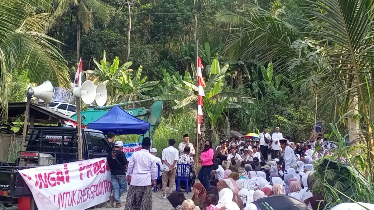 Warga Sambeng menggelar doa bersama di tepi KaliProgo sebagai upaya protes terhadap aktivitas penambangan di wilayahnya, Sabtu (1/8).