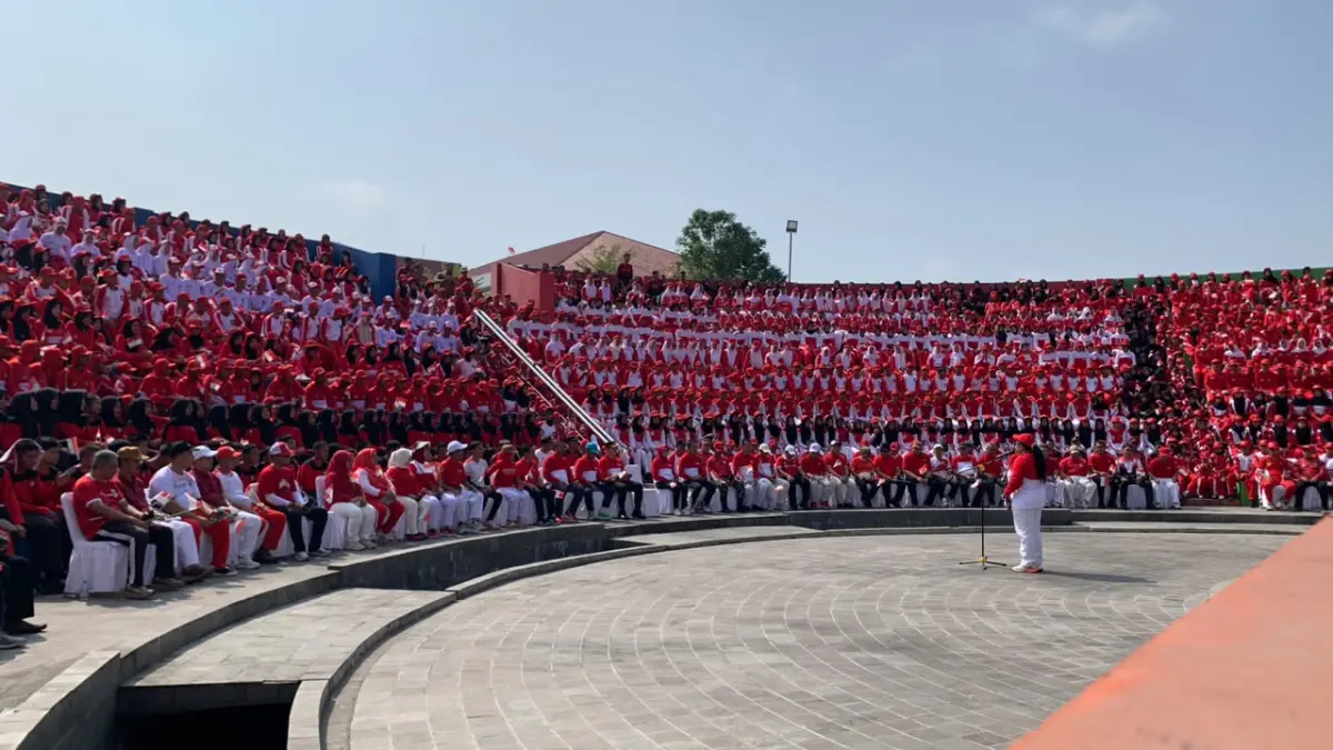 Sebanyak 1.422 calon Pasukan Pengibar Bendera Pusaka (Paskibraka) tingkat kabupaten dan kapanewon mengikuti apel bersama di Amphitheater Taman Budaya Gunungkidul, Senin (3/8/2026), sebagai bagian dari persiapan menjelang upacara peringatan HUT ke-81 Kemerdekaan Republik Indonesia. (Dzika Fajar/Radar Jogja)