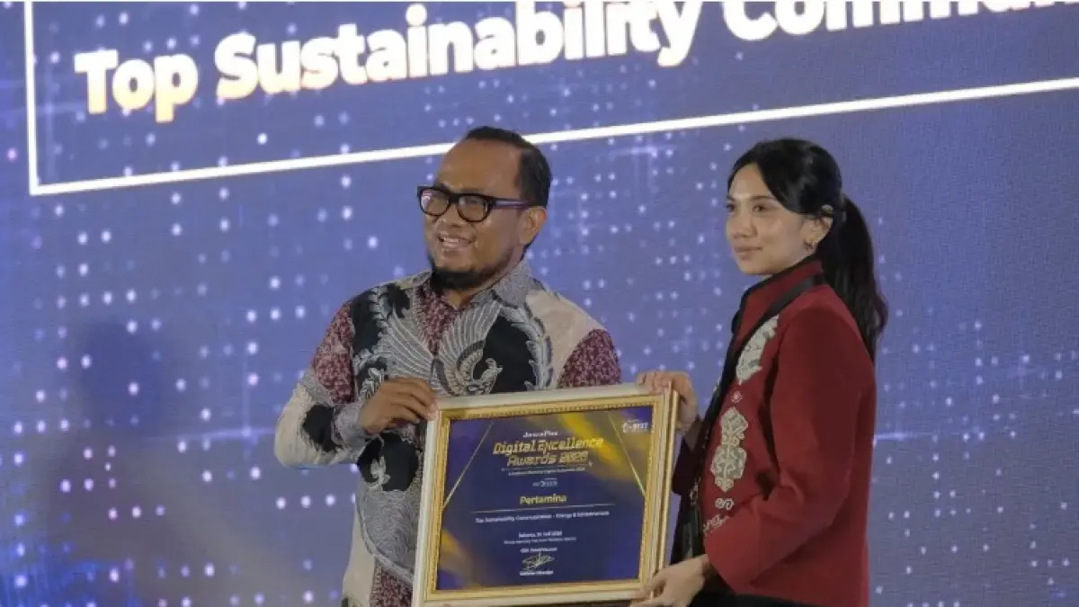 CEO JawaPos.com Dhimas Ginanjar menyerahkan penghargaan Top Sustainability Communication by Energy & Infrastructure dalam ajang Jawa Pos Digital Excellence Award 2026. kepada Sr. Officer Media Communication PT Pertamina (Persero), Intania Prionggo di Hotel Bidakara, Jakarta Selatan, Kamis (30/7). (Istimewa)