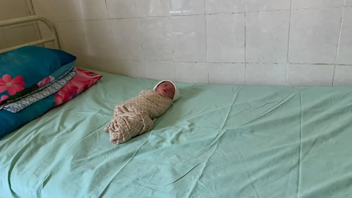 ‎Dirawat: Bayi laki-laki yang ditemukan warga di semak-semak belakang rumah di Padukuhan Kemejing I, Kalurahan Kemejing, Kapanewon Semin, Senin (3/8/2026). (Dzika Fajar/Radar Jogja)