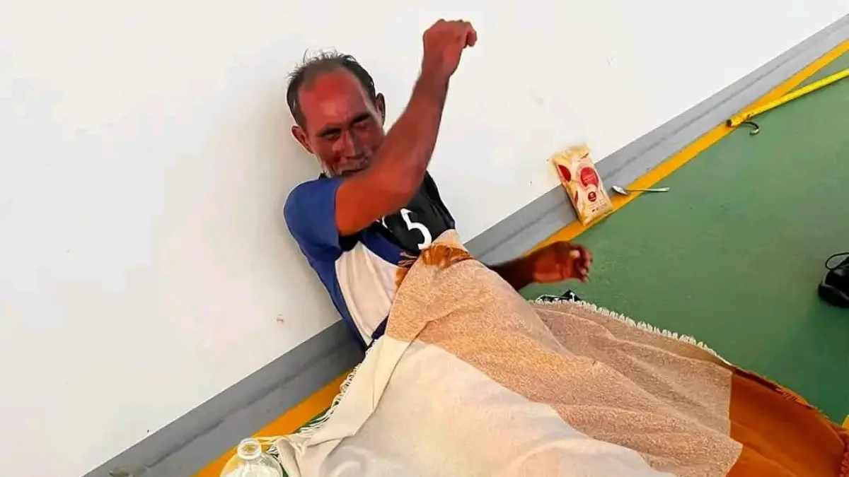 Esau Sidemo tampak dalam kondisi selamat setelah dievakuasi ke atas kapal LNG Endeavour yang menemukannya di Samudra Pasifik usai terombang-ambing selama 26 hari. (X/Narasenyap)