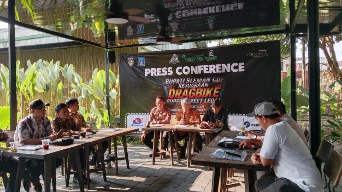 JUMPA PERS: Sekretaris Daerah Kabupaten Sleman Abu Bakar saat menjelaskan terkait Drag Bike Bupati Sleman Cup Senin (3/8). (Delima&nbsp;Purnamasari/Radar Jogja)