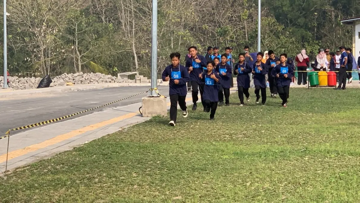 KEBUGARAN: Siswa Sekolah Rakyat berlari di lapangan depan upacara. (ANOM BAGASKORO/RADAR JOGJA)