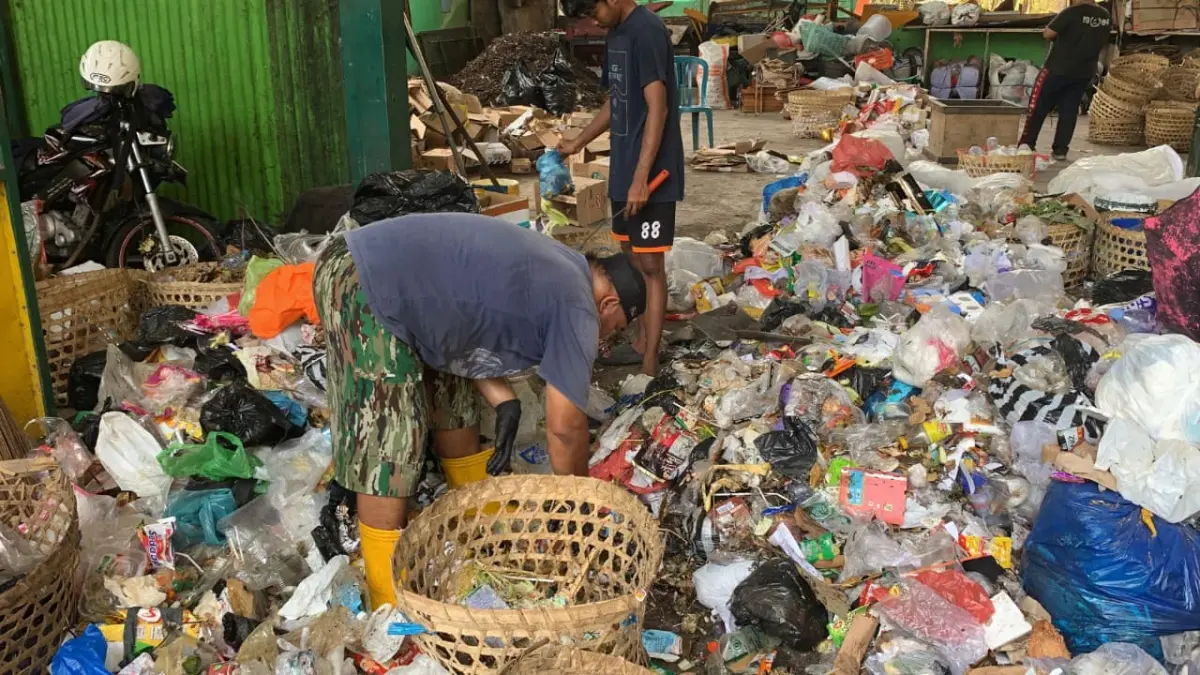 PEMILAHAN: Petugas KSM Sampurna Asih memilah sampah yang belum dibedakan antara sampah organik dan anorganik. (ANOM BAGASKORO/RADAR JOGJA)