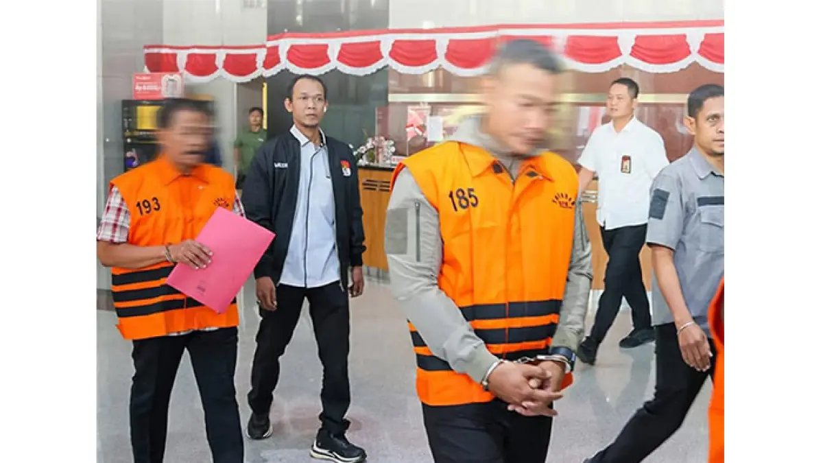 PESAKITAN: Setya Budi Dias Oktavianto (DIS) bersama ayahnya (kanan), Lilik Budi Supriyanto (LBS) (kiri) mengenakan rompi tahanan KPK dengan tangan terborgol. Keduanya terseret kasus dugaan pemerasan terhadap Bupati Pemalang Anom Widiyantoro.&nbsp;