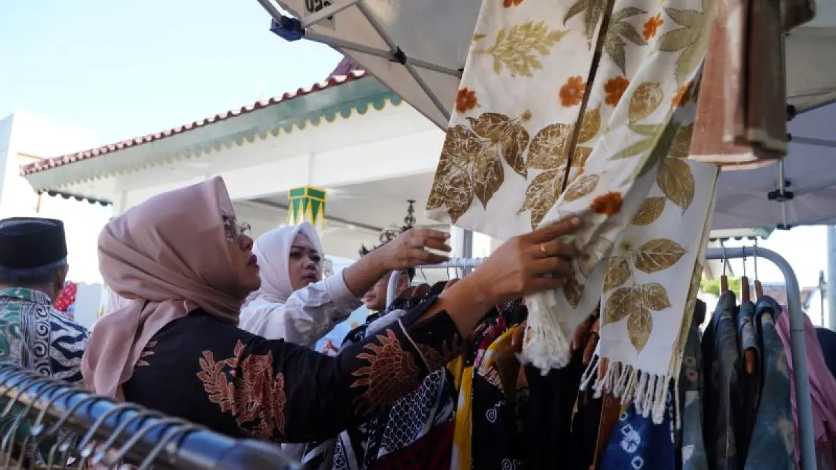 PRODUK LOKAL: Tamu DPRD Kota Jogja dari DPRD luar daerah saat mengunjungi Kampung Wisata Tahunan, Umbulharjo, Jogja. Mereka membeli batik hasil pelaku UMKM setempat. (ISTIMEWA)