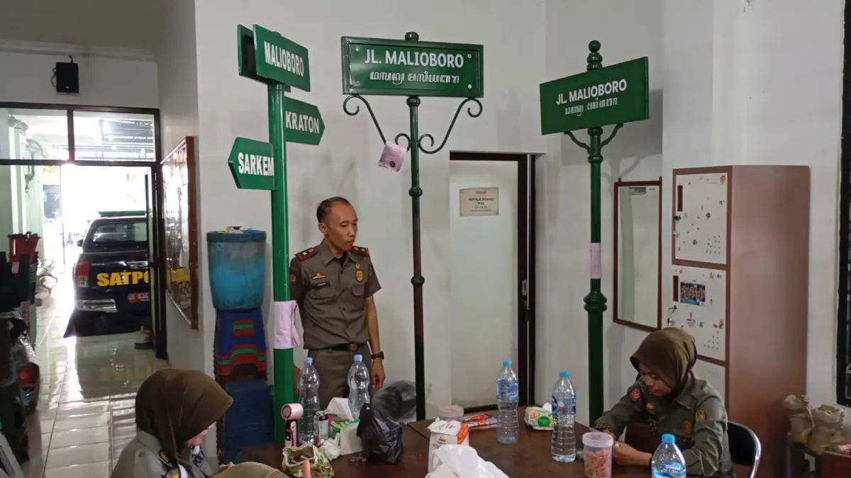 DIAMANKAN: Kepala Seksi Pengendalian Operasional Satpol PP Kota Jogja Yudho Bangun Pamungkas saat menunjukkan plang replika Jalan Malioboro di kantornya, Senin (3/8/2026). Properti milik fotografer baju adat tersebut diamankan karena mengganggu ketertiban umum. (Foto: Iwan Nurwanto/Radar Jogja)&nbsp;