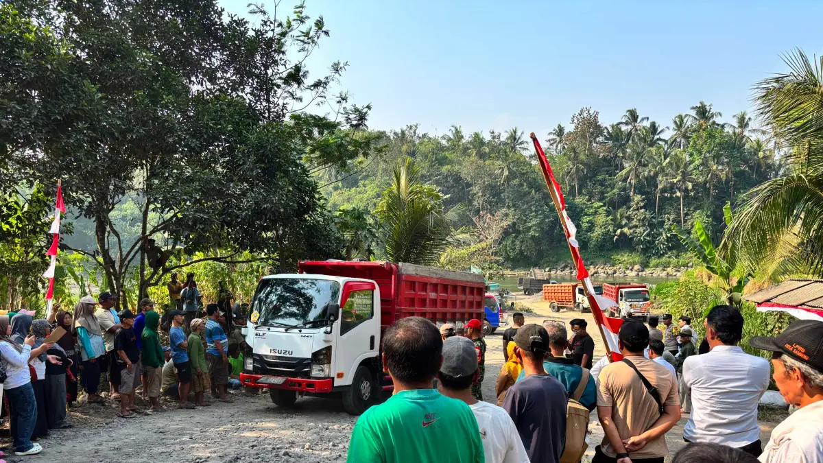 Sejumlah truk yang beroperasi mengangkut material pasir hasil tambang di tepi Sungai Progo berangsur pergi, Senin (3/8).