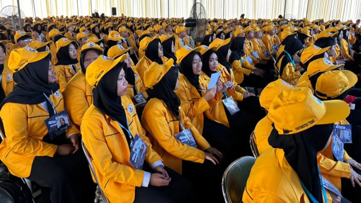 SERAGAM: Ribuan mahasiswa baru Untidar mengikuti pembukaan PKKMB di Gedung Rektorat, Kampus Sidotopo, Senin (3/8/2026). (NAILA NIHAYAH/RADAR JOGJA)