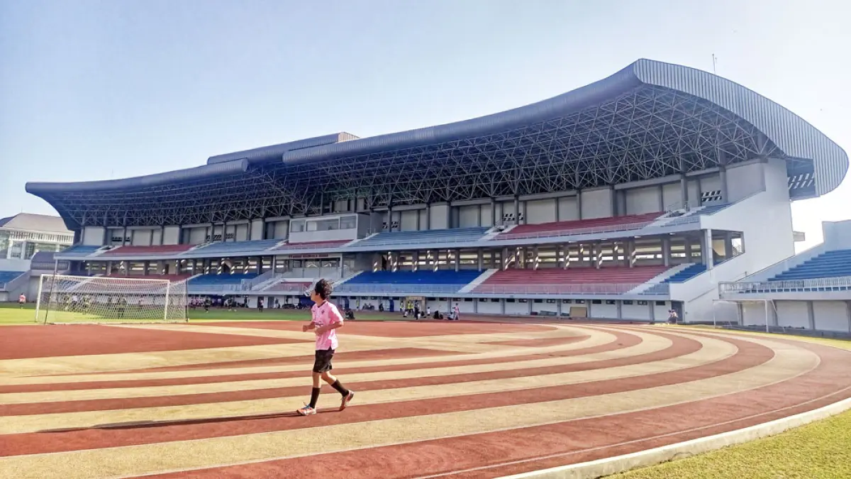 Suasana Stadion Mandala Krida, Kota Jogja, kemarin (3/8). Proses revitalisasi Stadion Mandala Krida menunjukkan perkembangan setelah penandatanganan nota kesepahaman antara DPRD DIJ dengan UGM dan rampungnya uji tanah. Guntur Aga Tirtana/Radar Jogja&nbsp;