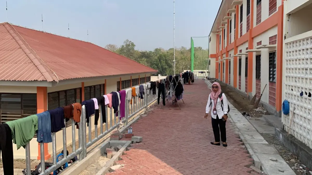 TERPAKSA: Siswa Sekolah Rakyat menjemur pakaian di pagar. (ANOM BAGASKORO/RADAR JOGJA)