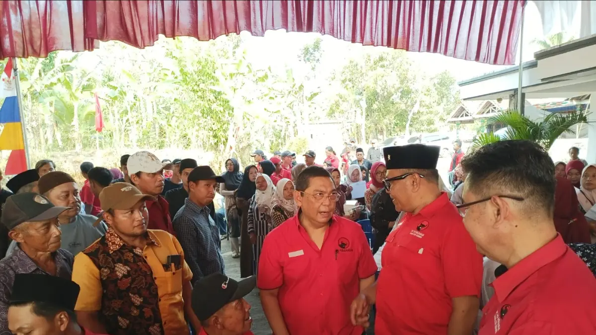 Wakil Sekretaris DPP PDI Perjuangan Utut Adianto berswafoto dengan masyarakat saat kunjungan ke Desa Jembangan, Kecamatan Poncowarno. (M Hafied/Radar Jogja)