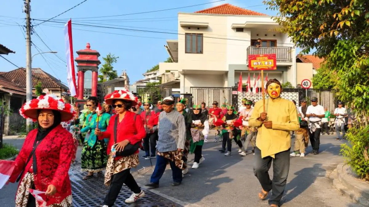 Warga Dipowinatan saat mengikuti karnaval untuk rangkaian HUT Ke-81 RI. (ISTIMEWA)