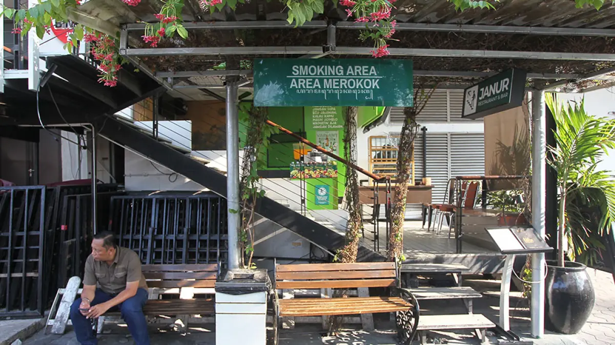 Pengunjung merokok di Tempat Khusus Merokok (TKM) di kawasan Malioboro, Kota Jogja, Selasa(4/8). Pemkot Jogja menyediakan TKM di kawasan Malioboro sebagai penunjang penerapan kebijakan Kawasan Tanpa Rokok (KTR) dengan tetap memenuhi ketentuan dan persyaratan yang berlaku. Guntur Aga Tirtana/Radar Jogja 