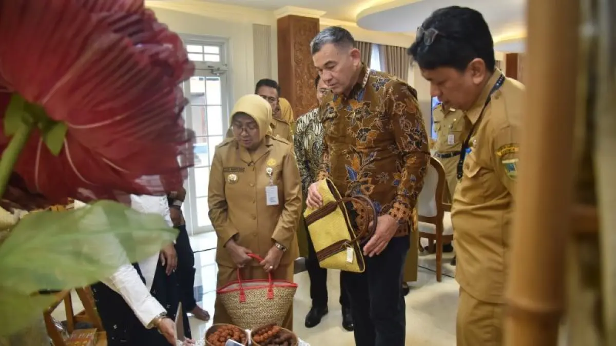 BANGUN KOLABORASI: Bupati Kebumen Lilis Nuryani mendampingi Diplomat Australia Glen Askew melihat produk lokal dari Kebumen Senin (3/8). (Dokumentasi Prikopim Kebumen)