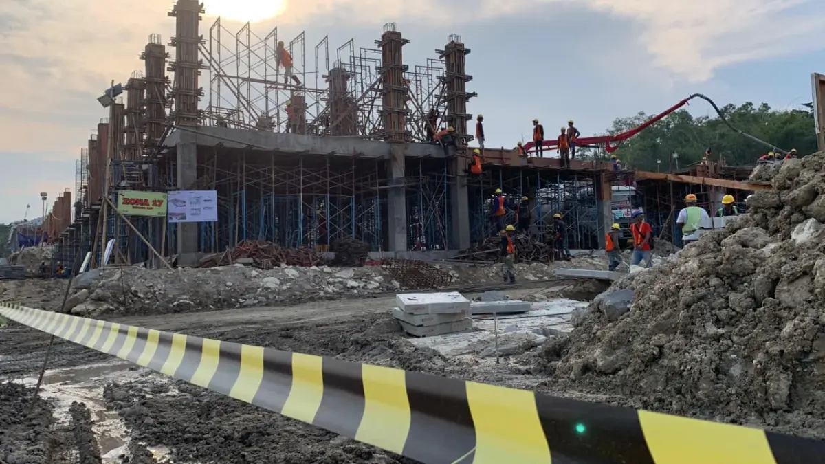 BANGUN: Pekerja proyek melakukan pengerjaan struktur bangunan sekolah rakyat. (ANOM BAGASKORO/RADAR JOGJA)
