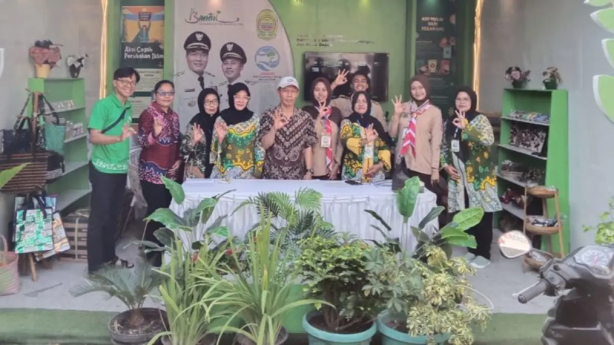 Beberapa peserta telah melakukan pelatihan daur ulang di stand DLH Bantul pada Bantul Creative Expo. (Dokumentasi DLH Bantul)