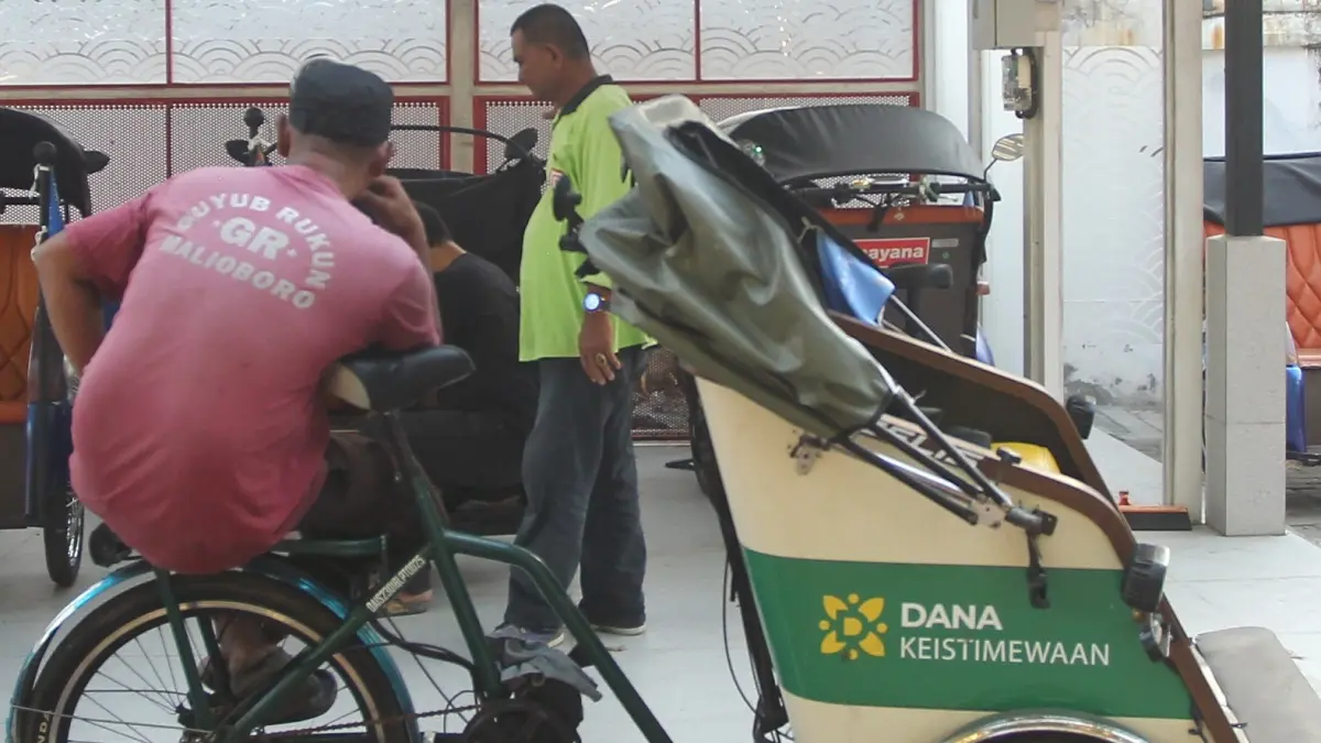 Becak kayuh bertenaga alternatif listrik, yang didukung melalui Dana Keistimewaan (Danais) terpakir di stasiun pengisian daya TKP Ketandan, Kota Jogja, beberapa waktu lalu