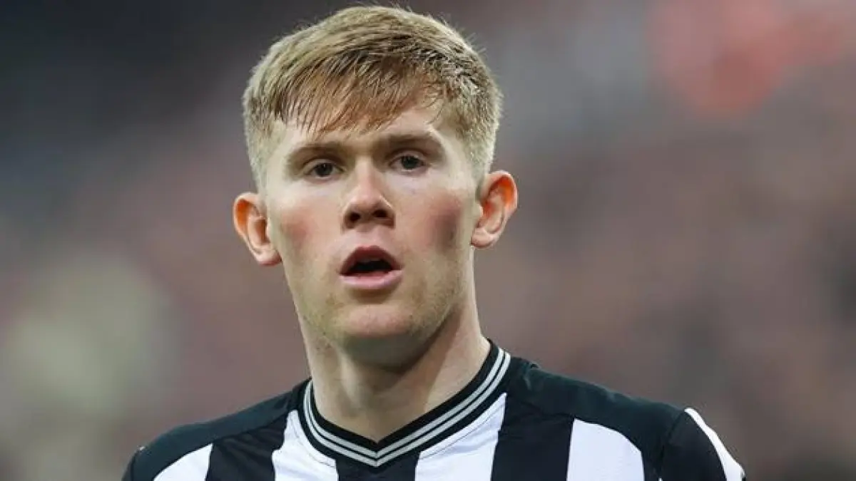 Bek Newcastle United, Lewis Hall
