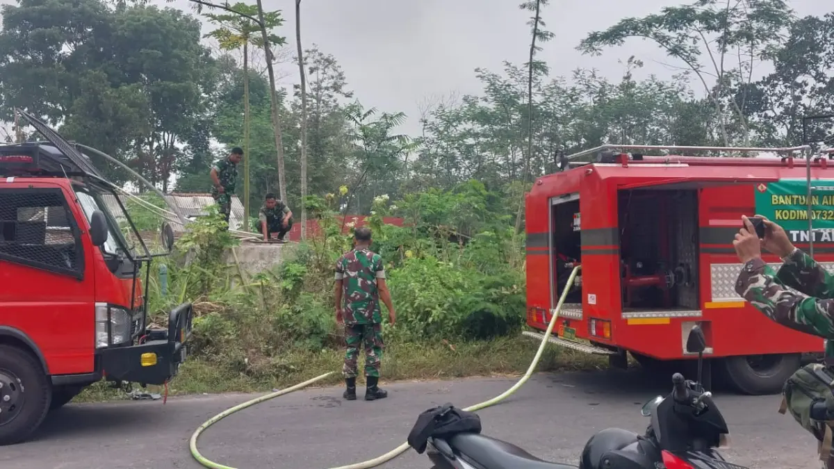 DROPPING AIR BERSIH: Penyaluran bantuan air ke Turi. Sejumlah dusun yang terdampak, seperti Ngandong, Tritis, Cepit, Sidorejo, Nganggring, Kemirikebo, hingga Relokasi Pelem. (Dokumentasi BPBD Sleman)