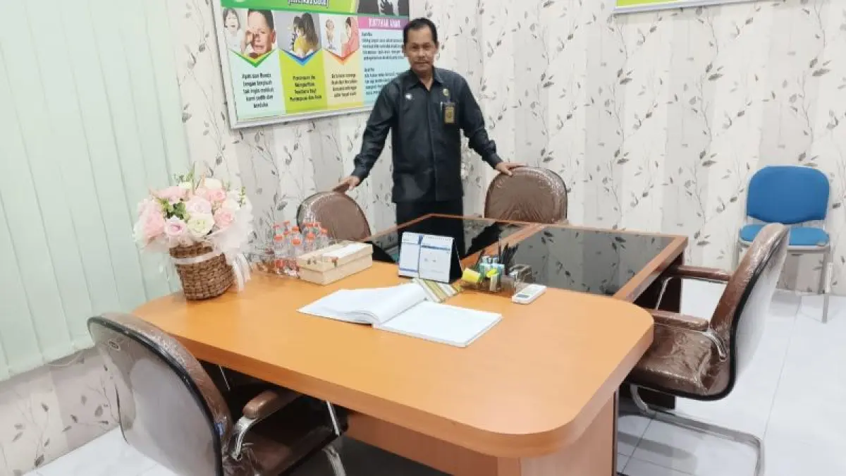 LAYANAN: Panitera Pengadilan Agama (PA) Kebumen Sultan Hakim menunjukkan ruangan yang biasa digunakan untuk mediasi pasangan berselisih. (M Hafied/Radar Jogja)