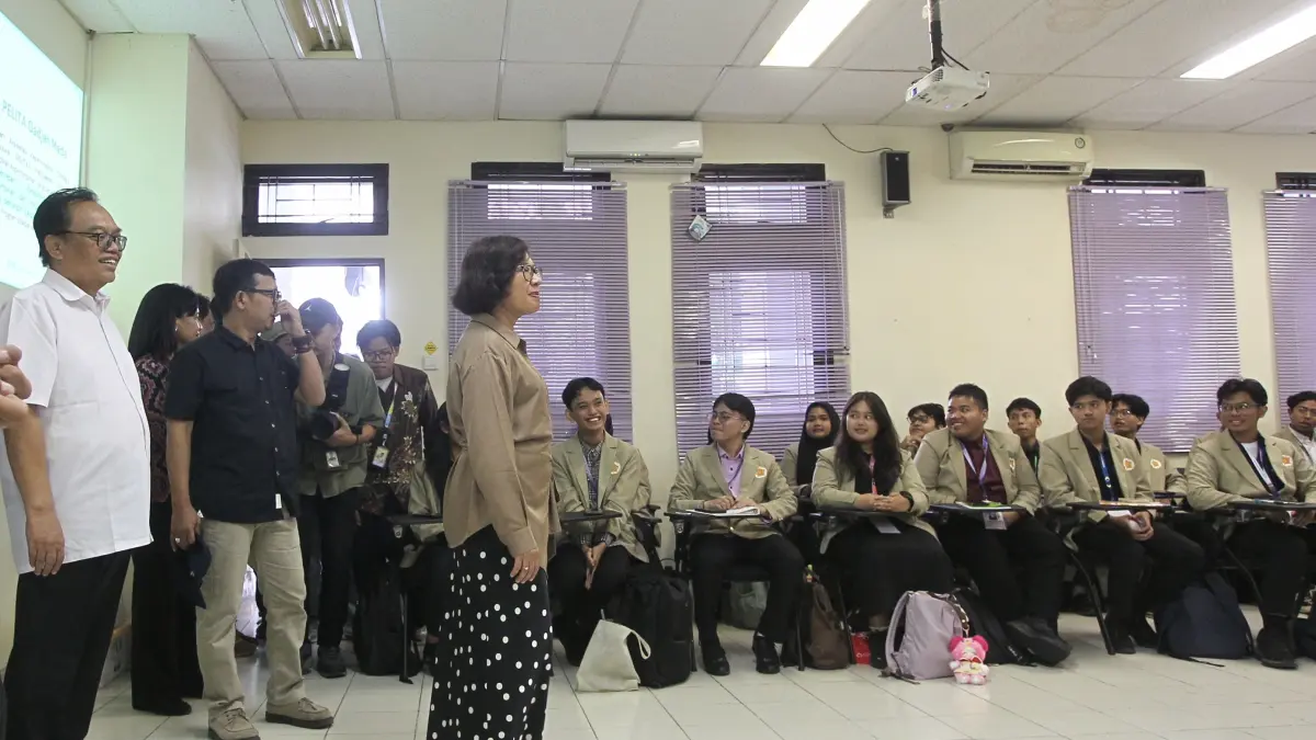 Rektor UGM Ova Emilia berbincang dengan mahasiswa baru yang mengikuti kegiatan pengenalan kehidupan kampus PIONIR Gadjah Mada 2026 di Fakultas Kedokteran Hewan UGM, Sleman, kemarin (4/8). ‎