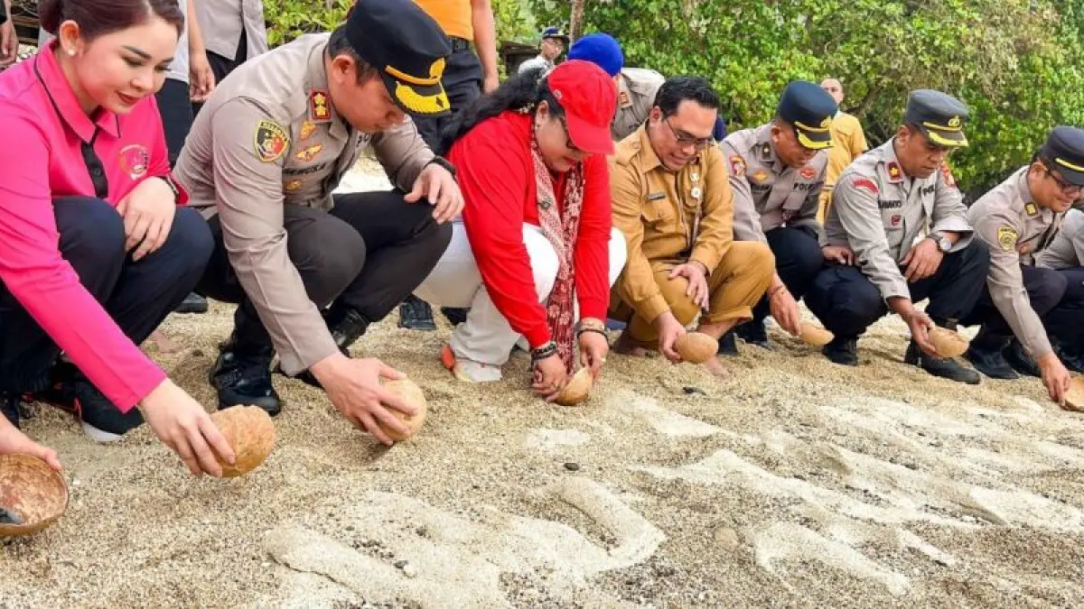 SIMBOLIS:&nbsp;Bupati Gunungkidul Endah Subekti Kuntariningsih saat melepasliarkan 83 tukik bersama jajarannya di Pantai Wediombo, Jepitu, Girisubo, Senin (3/8) sore. (ISTIMEWA)