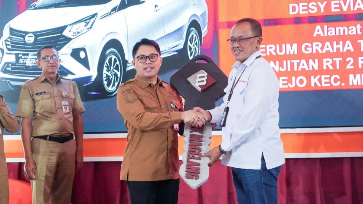 SIMBOLIS: Wali Kota Magelang saat mengundi hadiah pada Semarak Undian Tabungan Berhadiah di Gedung Wanita Kota Magelang Selasa (4/8). (Dokumentasi Prokompim Kota Magelang)