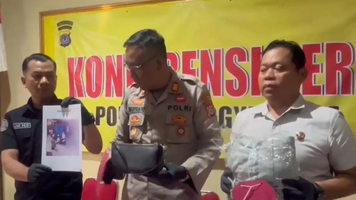TAS MAHAL: Kapolsek Mantrijeron AKP Mujiyanto saat menunjukkan barang bukti pencurian tas di sebuah minimarket Jalan Parangtritis Mantrijeron dengan tersangka AS, Selasa (4/8). Foto: Istimewa