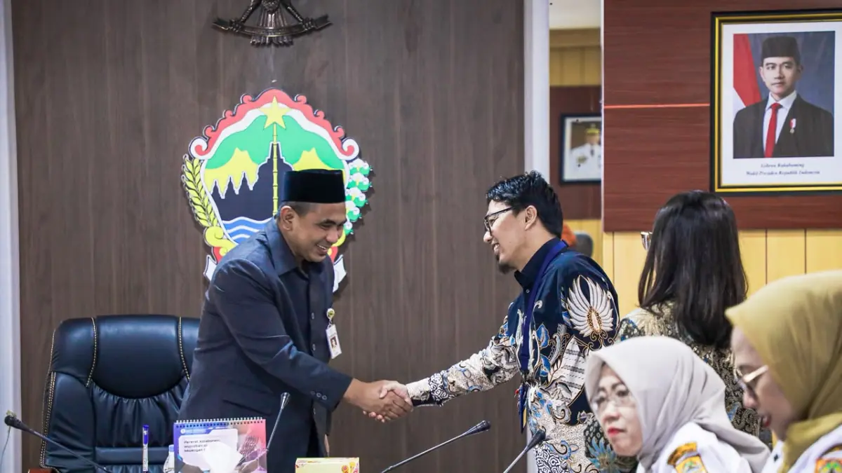 Taj Yasin saat mewakili Gubernur Jateng Ahmad Luthfi menerima Tim Deputi Bidang Pencegahan dan Monitoring KPK RI dalam diskusi perencanaan dan pelaksanaan Program Sekolah Rakyat di Provinsi Jawa Tengah, di ruang kerjanya di Semarang, Rabu, 5 Agustus 2026.