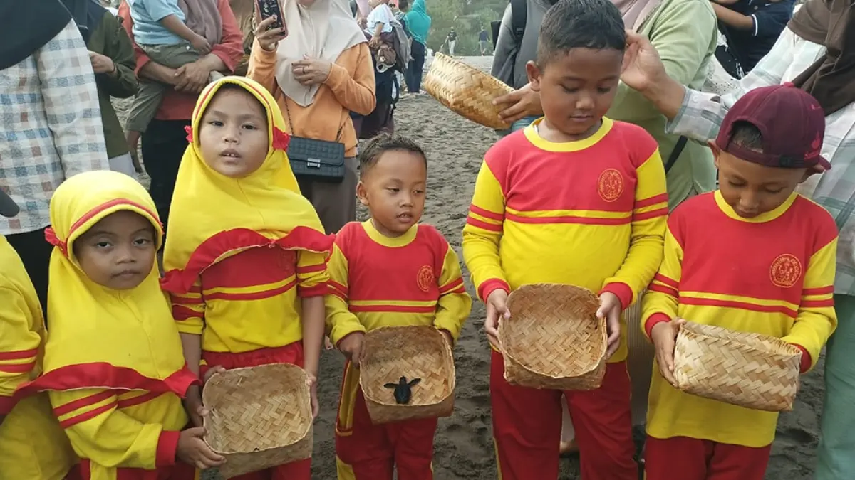 EDUKASI: Anak-anak usia dini antusias melepasliarkan tukik atau bayi penyu di bibir pantai kawasan Konservasi Penyu Kembar Terpadu, Desa Tambakmulya, Puring, Kebumen.&nbsp;M. Hafied/Radar Jogja
