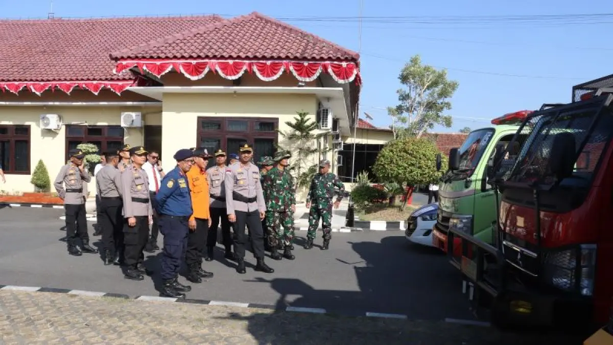 Kapolres Kebumen AKBP I Putu Bagus Krisna Purnama bersama pejabat terkait mengecek kesiapan personel dan peralatan untuk mendukung upaya pencegahan dan penanganan kebakaran hutan dan lahan. (Dokumentasi Polres Kebumen)