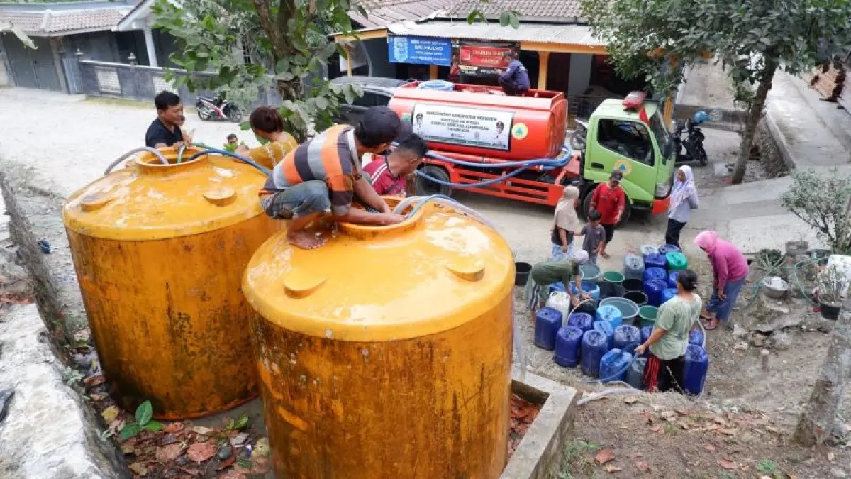 KRISIS: Sejumlah warga di wilayah Kecamatan Karanggayam memanfaatkan kiriman bantuan air bersih dari pemerintah daerah untuk mencukupi kebutuhan sehari-hari. (Dokumentasi BPBD Kebumen)