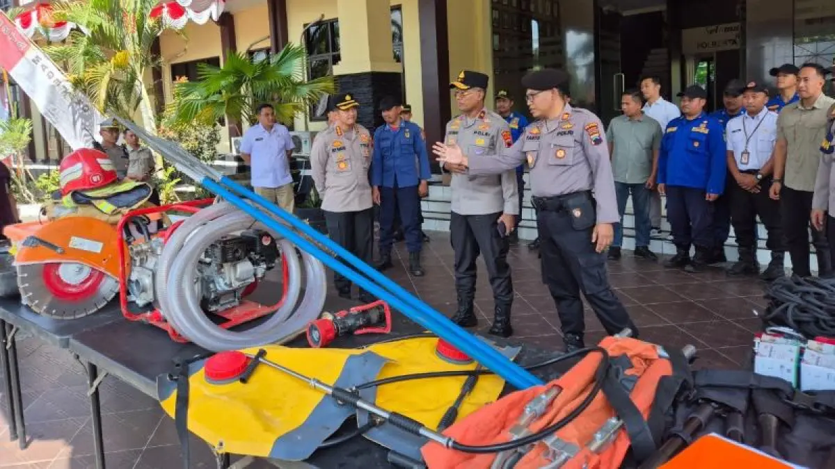 PANTAUAN: Wakapolda Jawa Tengah Brigjen Pol Latif Usman bersama jajaran Polresta Magelang memeriksa kesiapan alat dan personel menghadapi ancaman karhutla Rabu (5/8). (NAILA NIHAYAH/RADAR JOGJA)