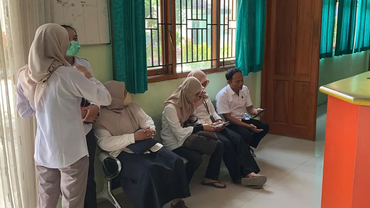 PENELUSURAN: Petugas Puskesmas Nanggulan melakukan wawancara ke manajemen SMKN 1 Nanggulan.&nbsp;Anom Bagaskoro/Radar Jogja
