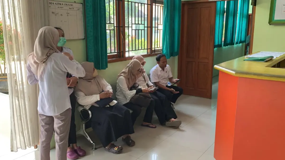 PENELUSURAN: Petugas Puskesmas Nanggulan melakukan wawancara ke manajemen SMKN 1 Nanggulan. (ANOM BAGASKORO/RADAR JOGJA)