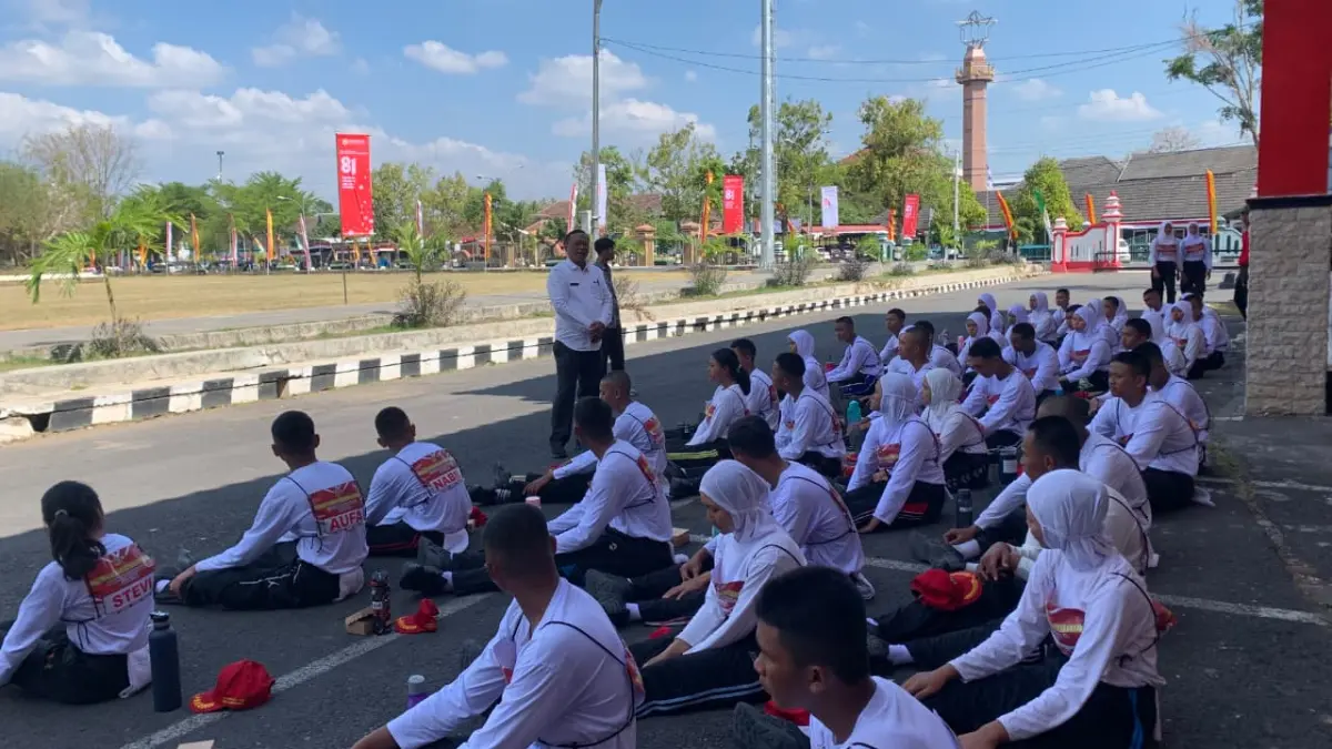 PENGARAHAN: Kepala Badan Kesatuan Bangsa dan Politik (Kesbangpol) Gunungkidul Wahyu Nugroho memberikan pengarahan kepada calon Paskibraka saat latihan di lapangan depan Kantor Pemkab Gunungkidul. (Dzika Fajar/Radar Jogja)
