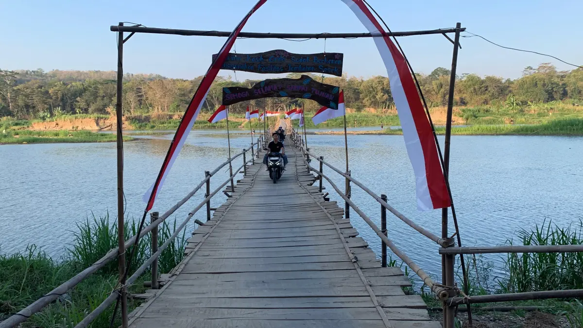 Pengendara motor melintasi Jembatan Sesek di Padukuhan Temben, Kalurahan Ngentakrejo, Kapanewon Lendah. (ANOM BAGASKORO/RADAR JOGJA)