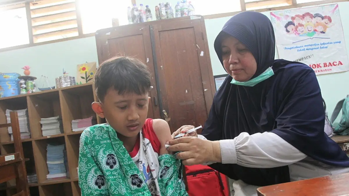 Petugas kesehatan menyuntikkan vaksin Human Papillomavirus (HPV) kepada siswa kelas V saat Bulan Imunisasi Anak Sekolah (BIAS) di SD Negeri Kraton, Kota Jogja, Rabu (5/8/2026). GUNTUR AGA TIRTANA/RADAR JOGJA