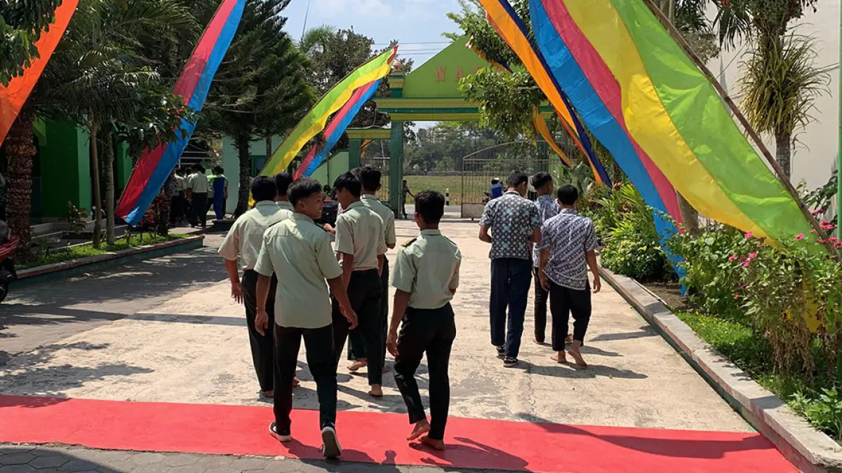 PULIH: Siswa SMKN 1 Nanggulan kembali bersekolah meski sempat mengalami mual, muntah hingga diare. Anom Bagaskoro/Radar Jogja
