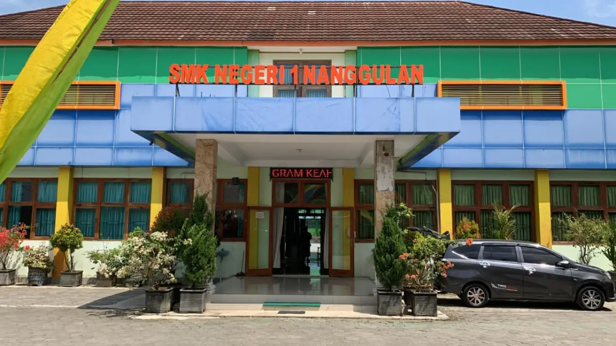 PULIH: Siswa SMKN 1 Nanggulan kembali bersekolah walau sempat mengalami mual muntah. (ANOM BAGASKORO/RADAR JOGJA)